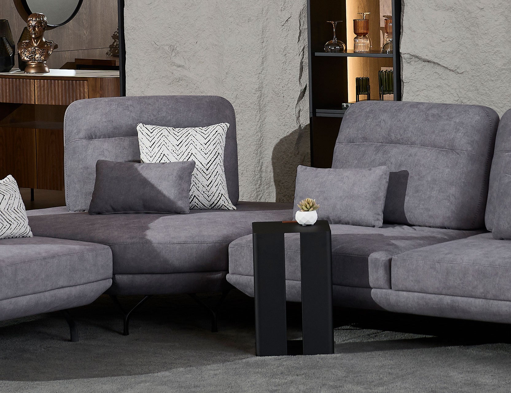Stem coffee table with a distinctive central support
